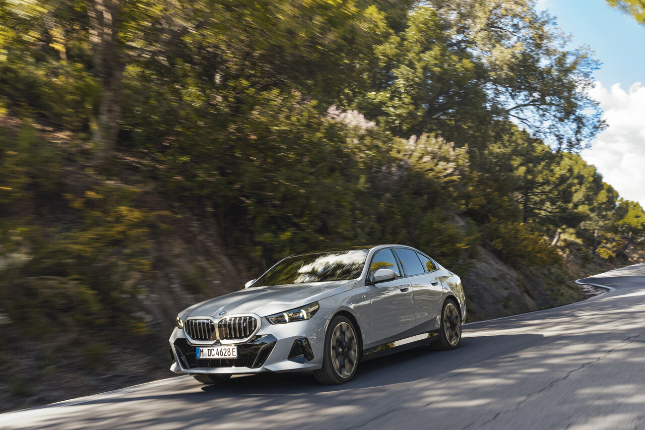 BMW i5 Frontansicht Outdoor Streetview