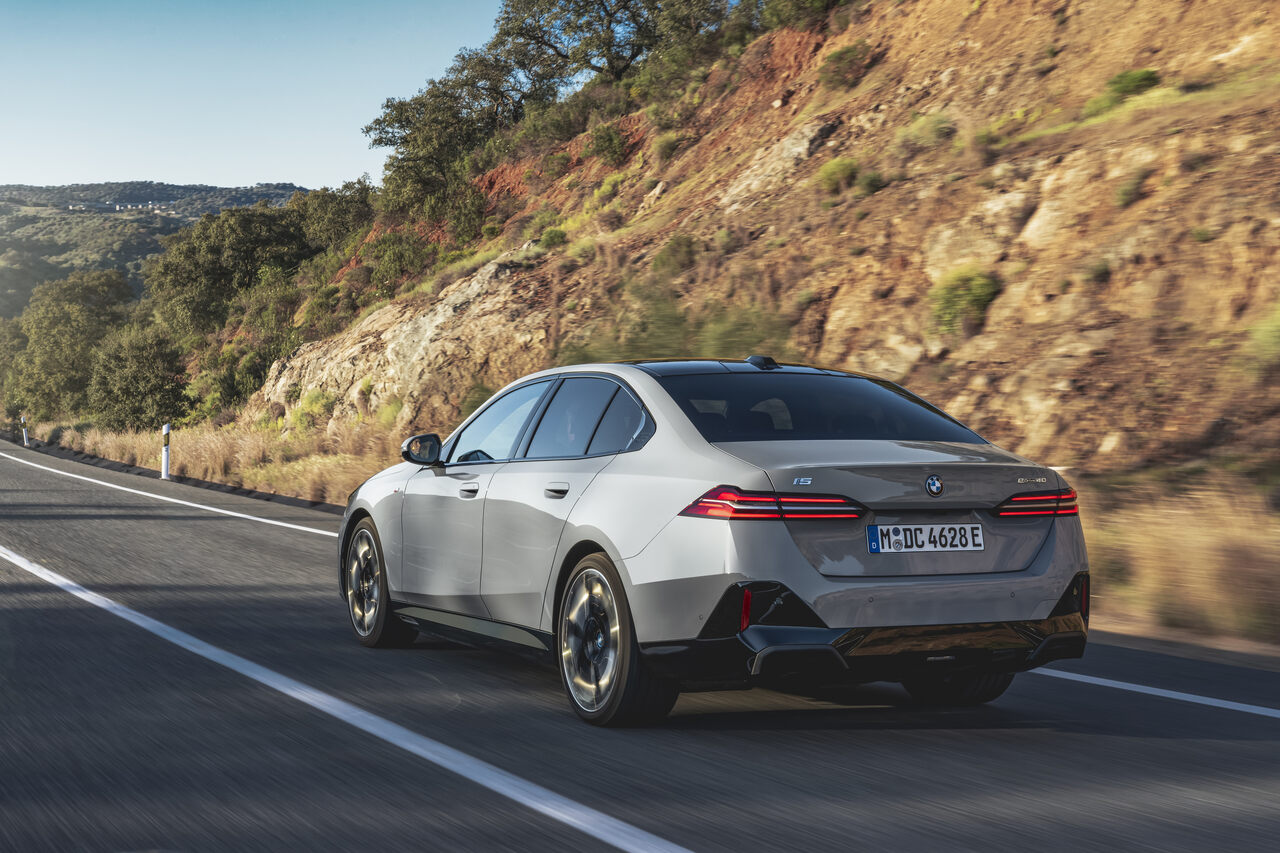 BMW i5 grau Outdoor Streetview Heckansicht