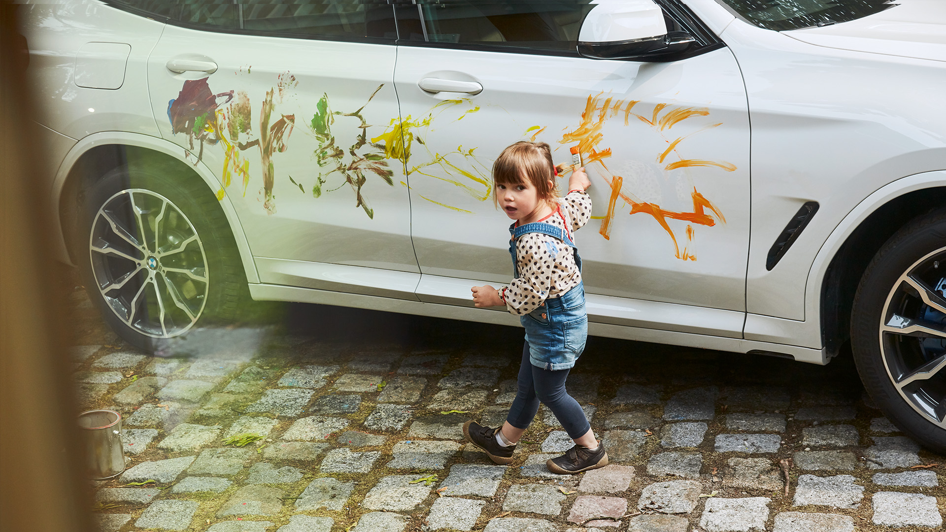 BMW Elektro Autos in der Waschanlage